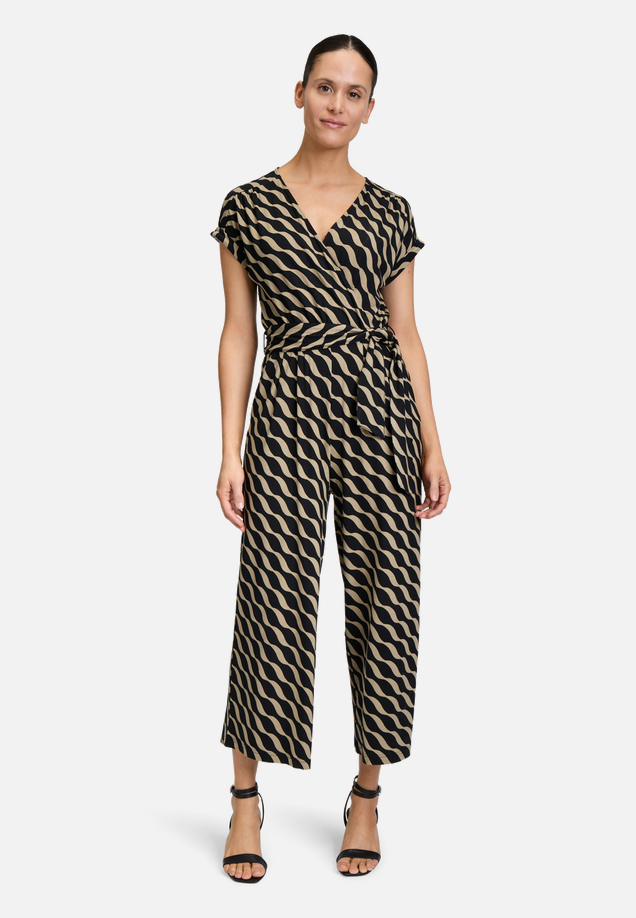 Jumpsuit mit Eingrifftaschen / Modellfoto Vorderseite