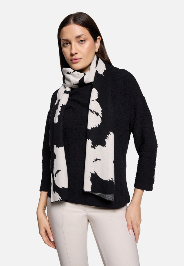 Basic-Schal mit Jacquard / Modellfoto Vorderseite