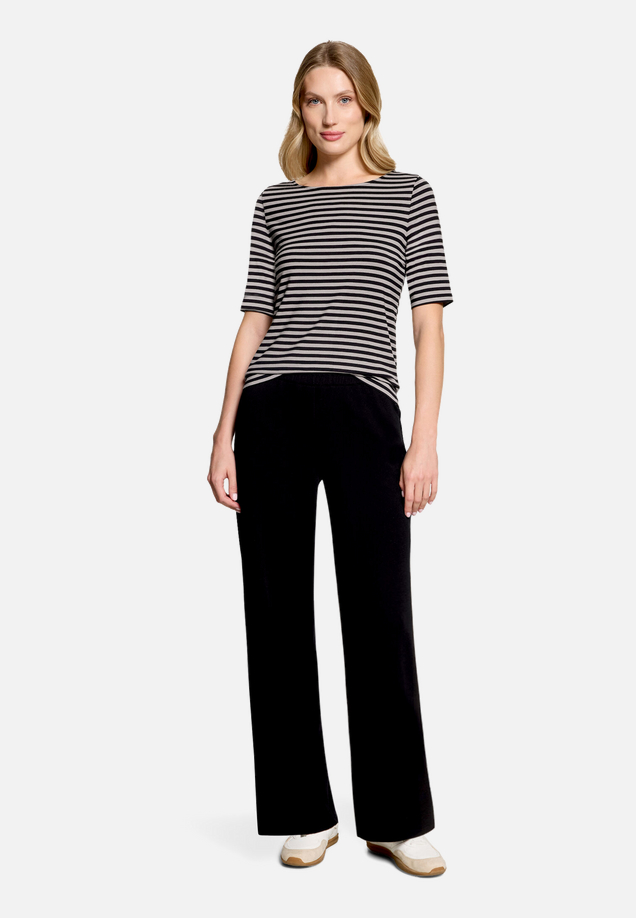 Gestreiftes T-Shirt  mit Rundhalsausschnitt  / Modellfoto Vorderseite (Outfit)