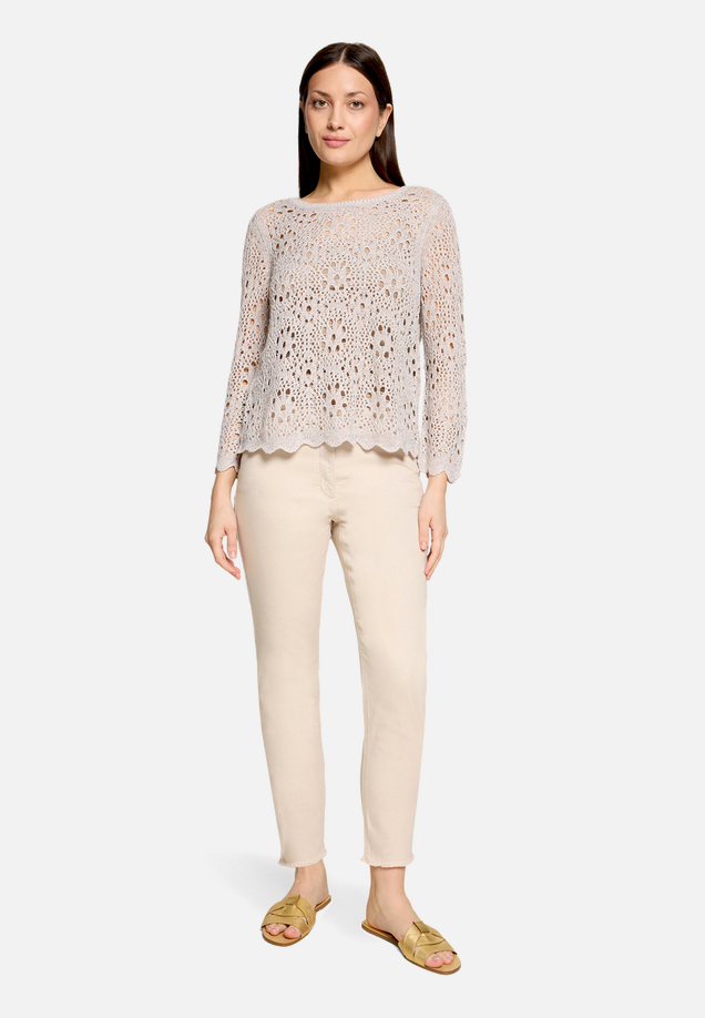 Lochstrick-Pullover  mit 3/4 Arm  / Modellfoto Vorderseite (Outfit)