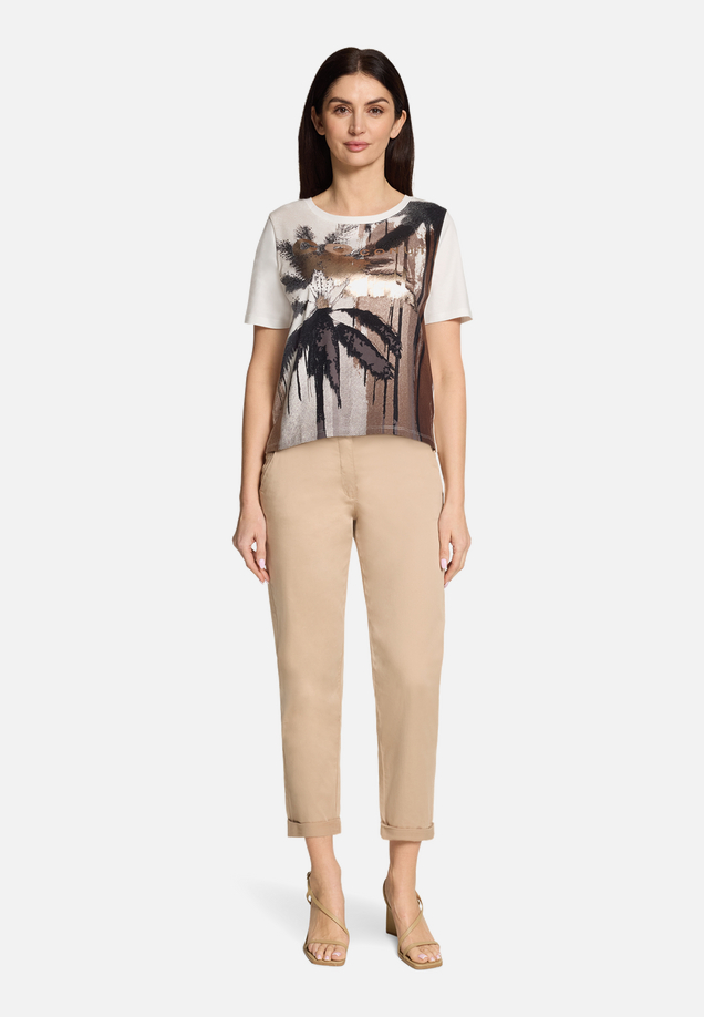 Basic Shirt mit Aufdruck / Modellfoto Vorderseite (Outfit)