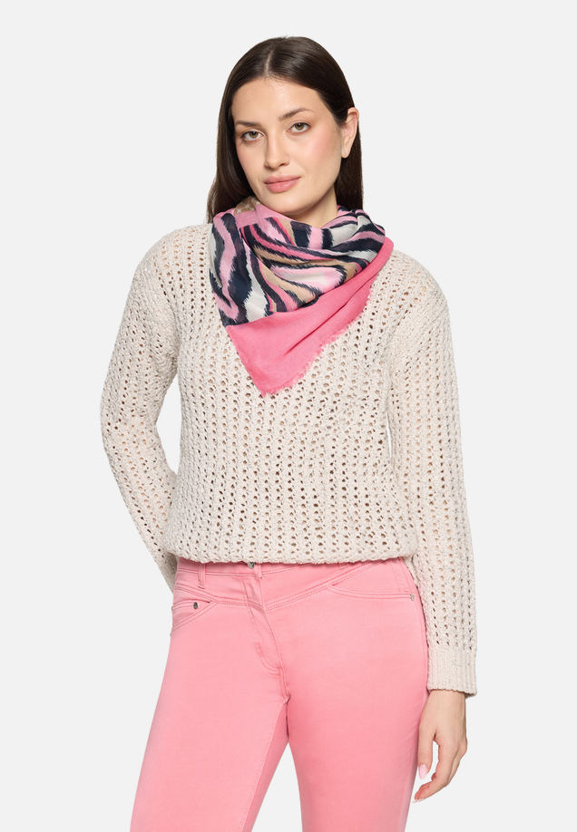 Basic-Schal mit Aufdruck / Modellfoto Vorderseite