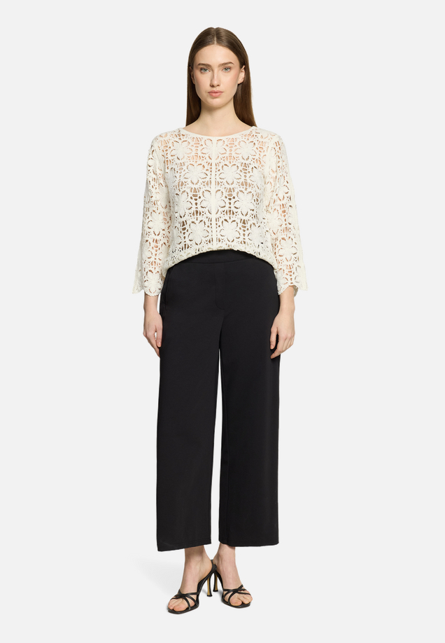 Lochstrick-Pullover mit U-Boot-Ausschnitt / Modellfoto Vorderseite (Outfit)
