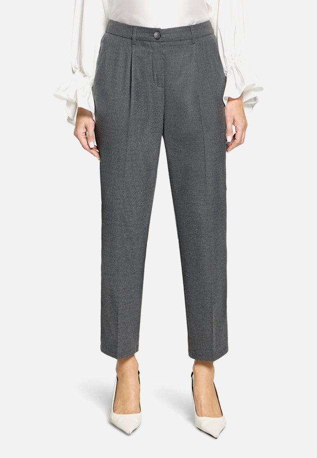 Casual-Hose mit Bügelfalte / Modellfoto Vorderseite