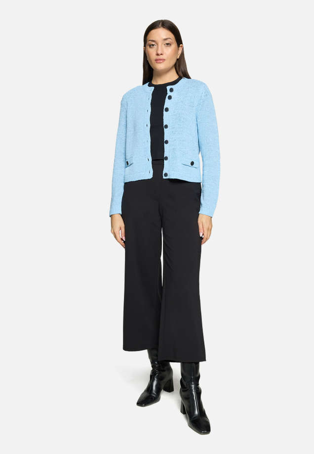 Strick-Cardigan mit aufgesetzten Taschen / Modellfoto Vorderseite (Outfit)