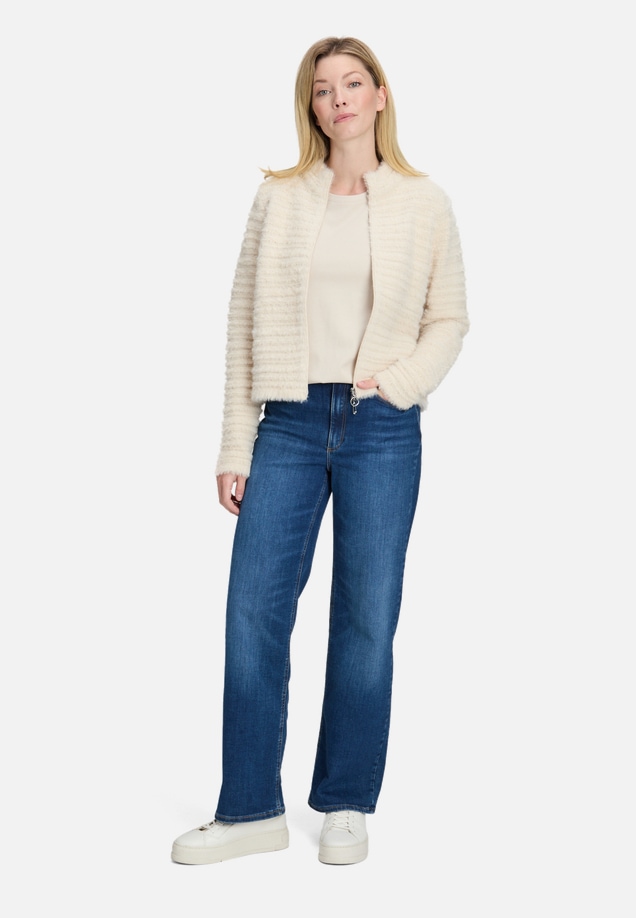 Grobstrickjacke mit Struktur / Modellfoto Vorderseite (Outfit)