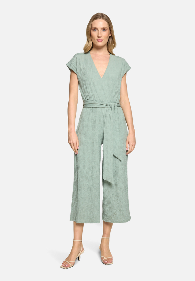 Jumpsuit mit Bindegürtel / Modellfoto Vorderseite