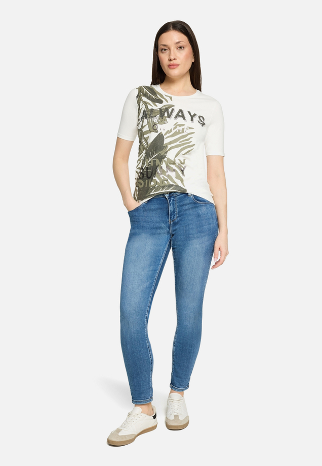 Basic Shirt mit Aufdruck / Modellfoto Vorderseite (Outfit)