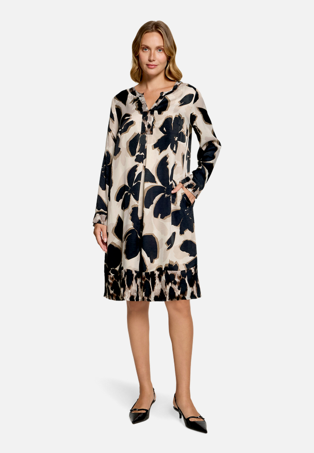 Tunika-Kleid  langarm mit Blumen  / Modellfoto Vorderseite