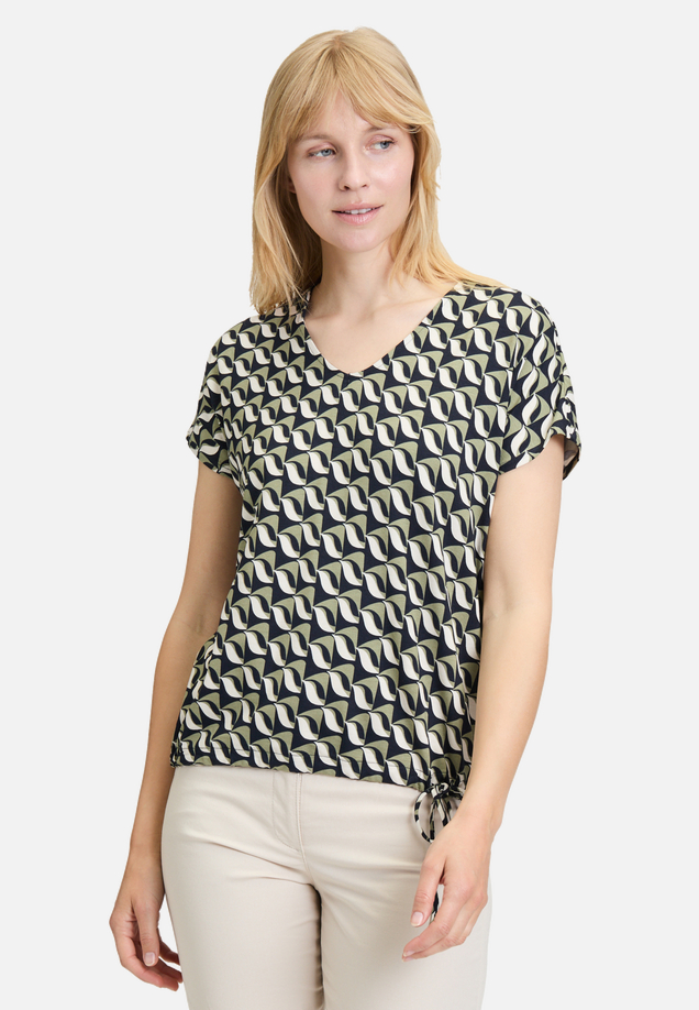 Printshirt mit V-Ausschnitt / Modellfoto Vorderseite
