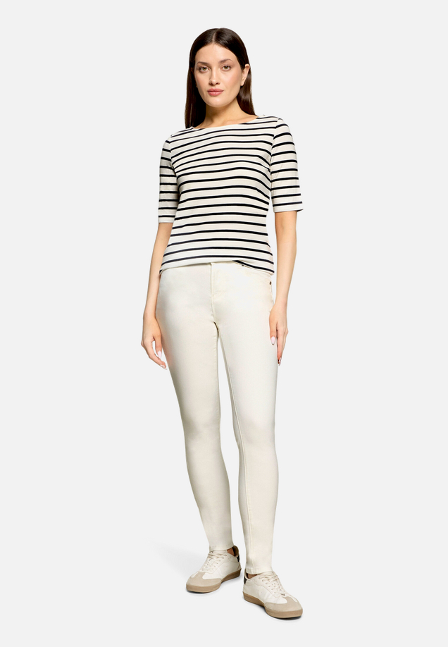 Slim Fit Jeans  mit Stretch Anteil Style Sunny  / Modellfoto Vorderseite (Outfit)