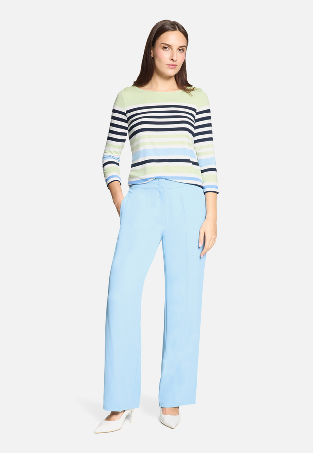 Basic Shirt mit U-Boot-Ausschnitt / Modellfoto Vorderseite (Outfit)