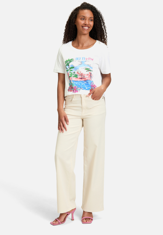 Basic Shirt mit Aufdruck / Modellfoto Vorderseite (Outfit)
