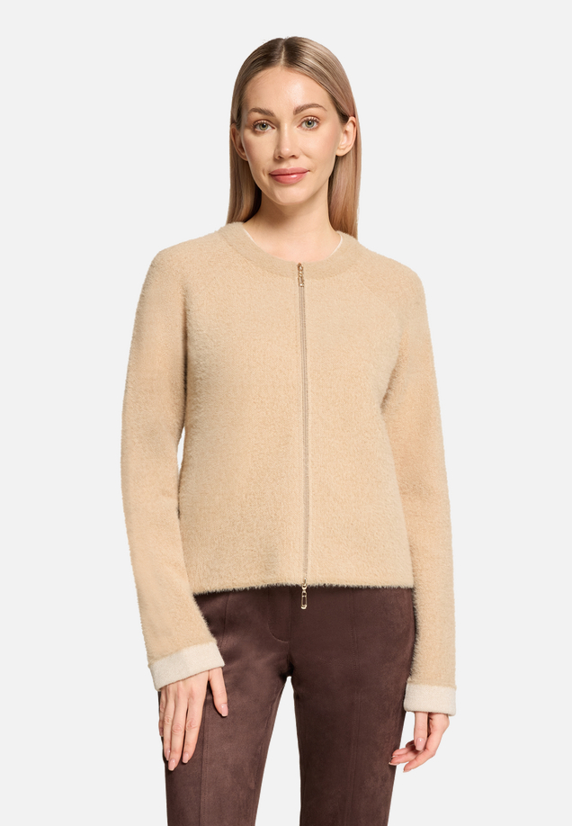 Casual-Strickjacke mit Reißverschluss / Modellfoto Vorderseite