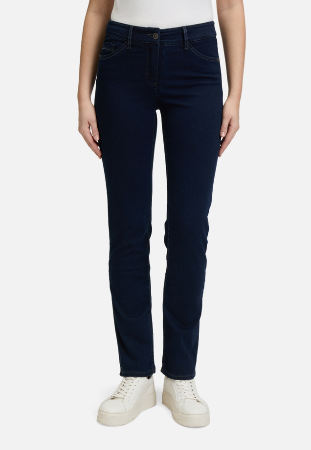 Basic-Jeans mit aufgesetzten Taschen / Modellfoto Vorderseite