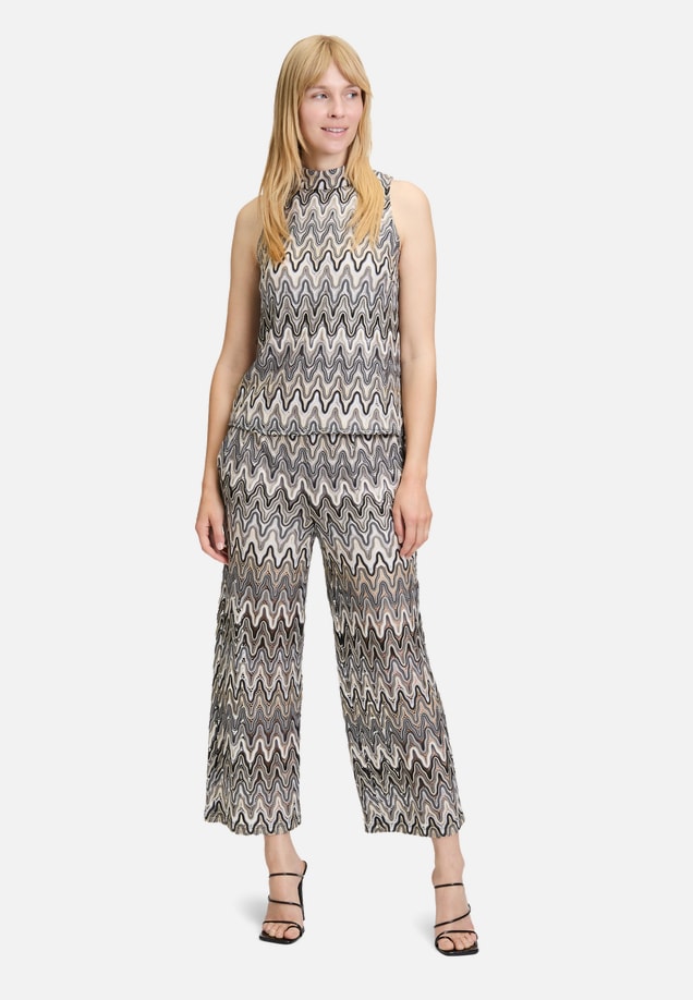 Crop-Top mit Stehkragen / Modellfoto Vorderseite (Outfit)