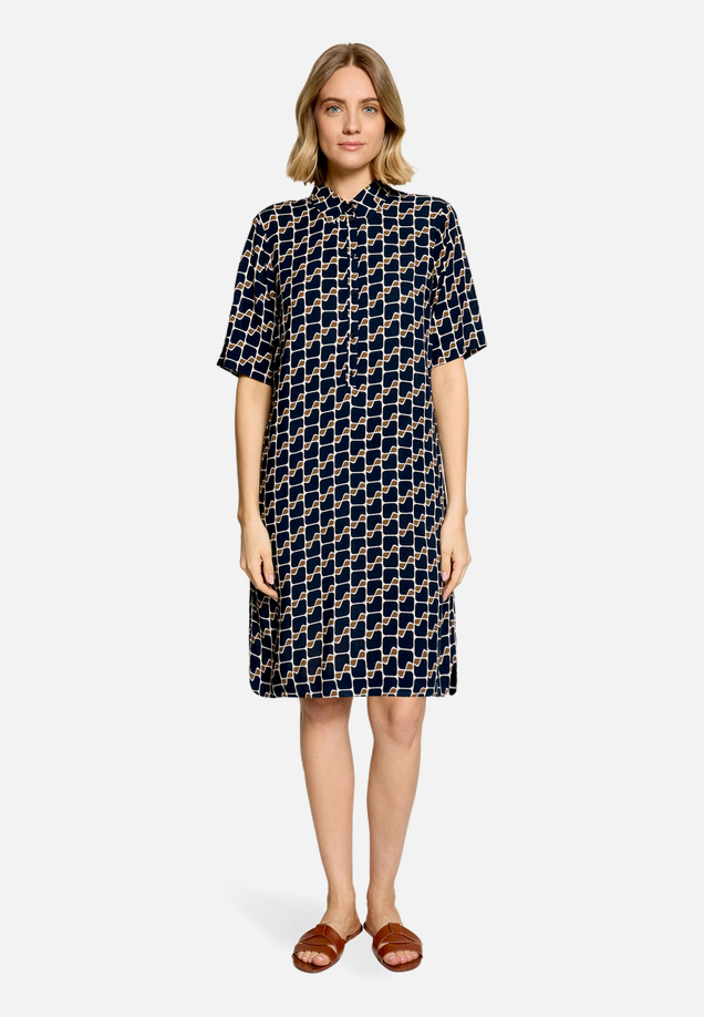 Hemdblusenkleid  mit grafischem Muster  / Modellfoto Vorderseite