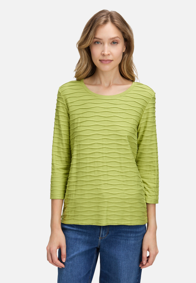 Basic Shirt mit Wellenstruktur / Modellfoto Vorderseite