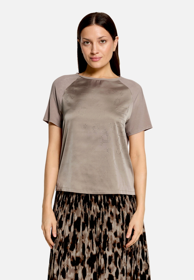 Blusenshirt  mit Print und Glitzer / Modellfoto Vorderseite