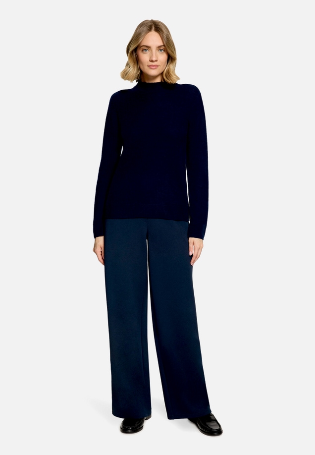 Kaschmir-Pullover mit Stehkragen / Modellfoto Vorderseite (Outfit)