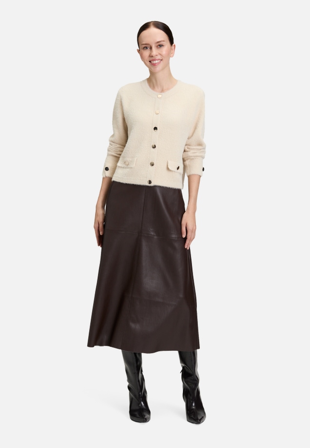 Casual-Strickjacke mit Knopfleiste / Modellfoto Vorderseite (Outfit)