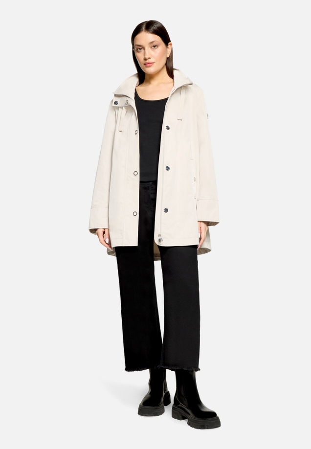 Sommerjacke mit Kapuze / Modellfoto Vorderseite (Outfit)