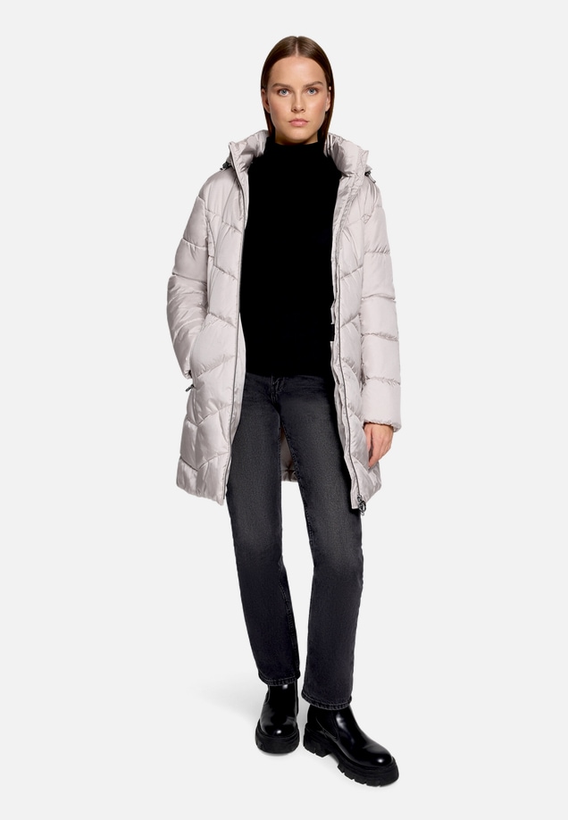 Outdoorjacke mit abnehmbarer Kapuze / Modellfoto Vorderseite (Outfit)