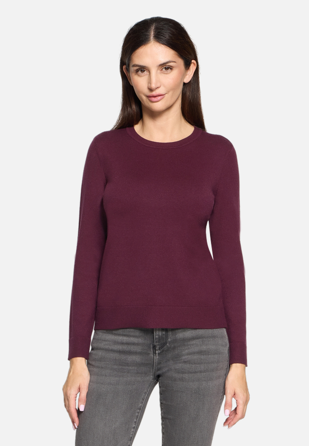 Basic-Strickpullover mit Rundhalsausschnitt / Modellfoto Vorderseite