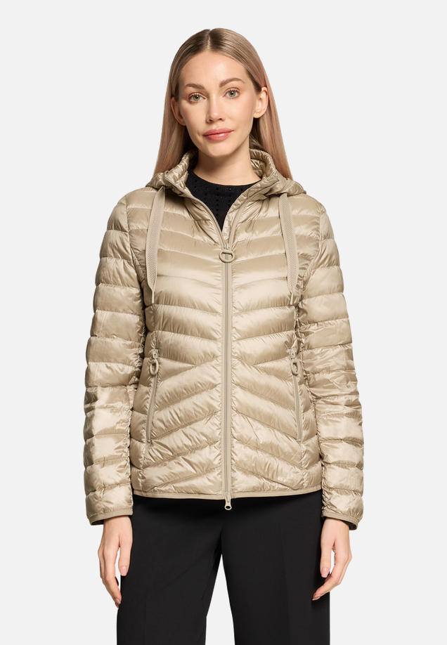 Outdoorjacke mit abnehmbarer Kapuze / Modellfoto Vorderseite