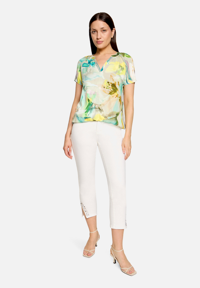 Satin-Bluse mit Blumenprint / Modellfoto Vorderseite (Outfit)