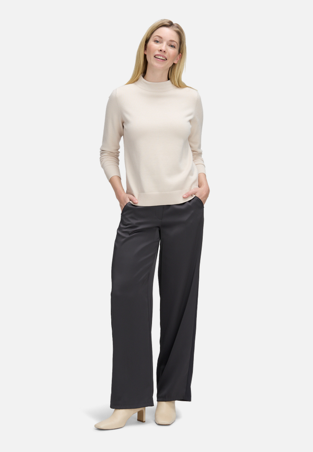 Basic-Strickpullover mit Stehkragen / Modellfoto Vorderseite (Outfit)