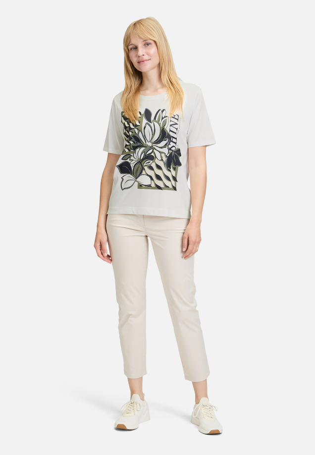 Basic Shirt mit Rundhalsausschnitt / Modellfoto Vorderseite (Outfit)