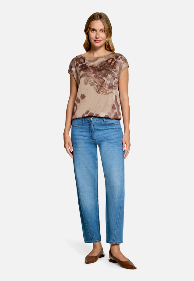 Blusenshirt mit Print  / Modellfoto Vorderseite (Outfit)