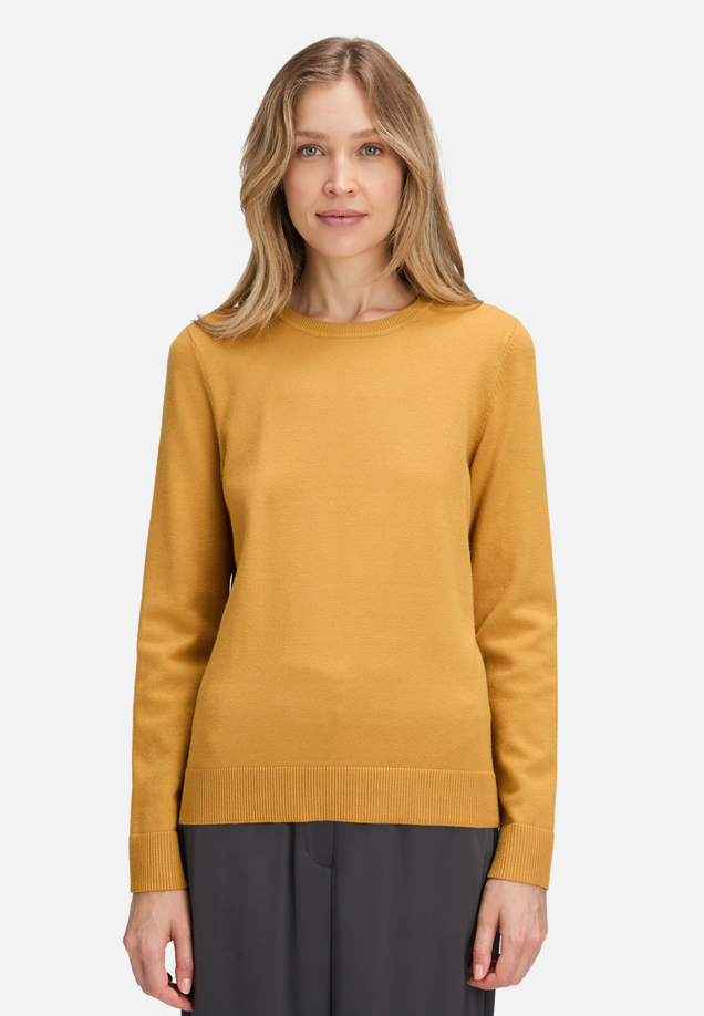 Basic-Strickpullover mit Rundhalsausschnitt / Modellfoto Vorderseite