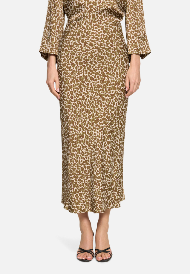 Satinrock mit Leoprint / Modellfoto Vorderseite