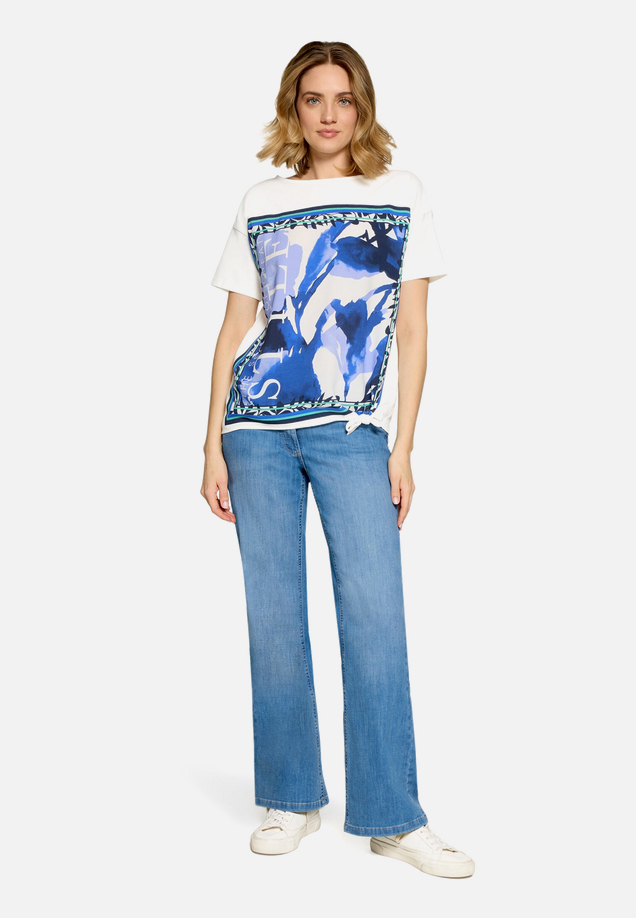 Blusenshirt mit Schleifenknoten / Modellfoto Vorderseite (Outfit)