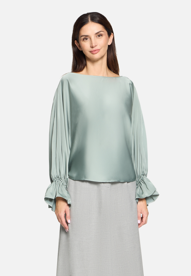 Satin-Bluse mit U-Boot-Ausschnitt / Modellfoto Vorderseite