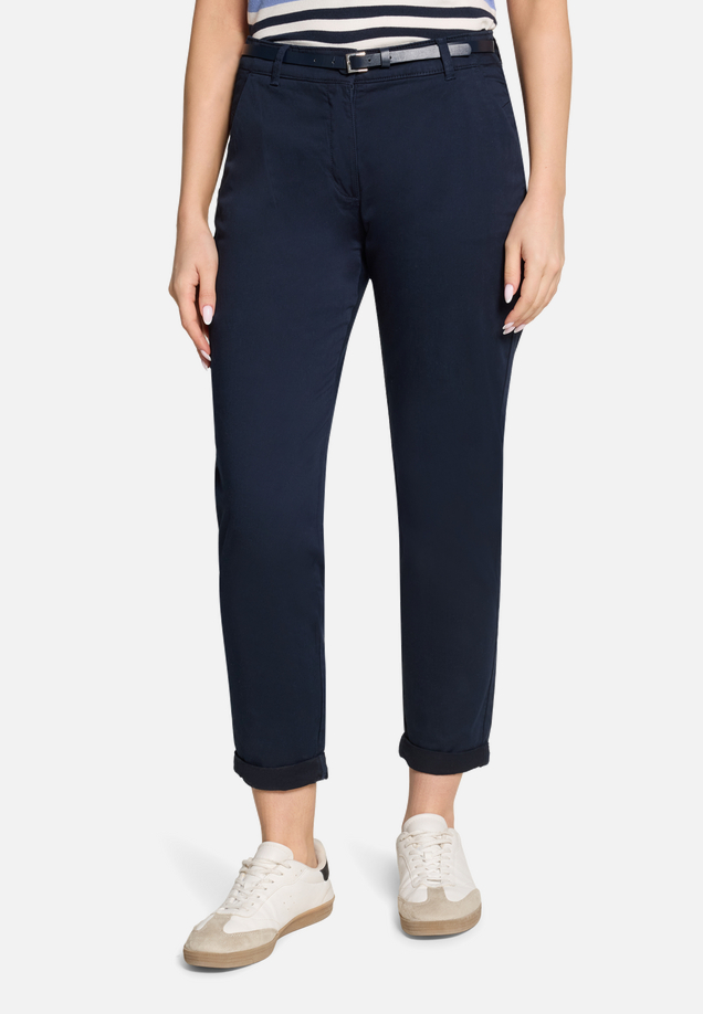 Chino-Hose unifarben / Modellfoto Vorderseite