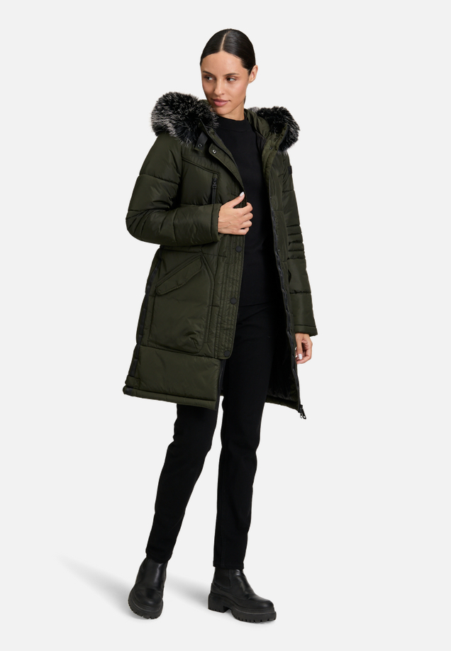 Steppjacke mit Kapuze / Modellfoto Vorderseite (Outfit)