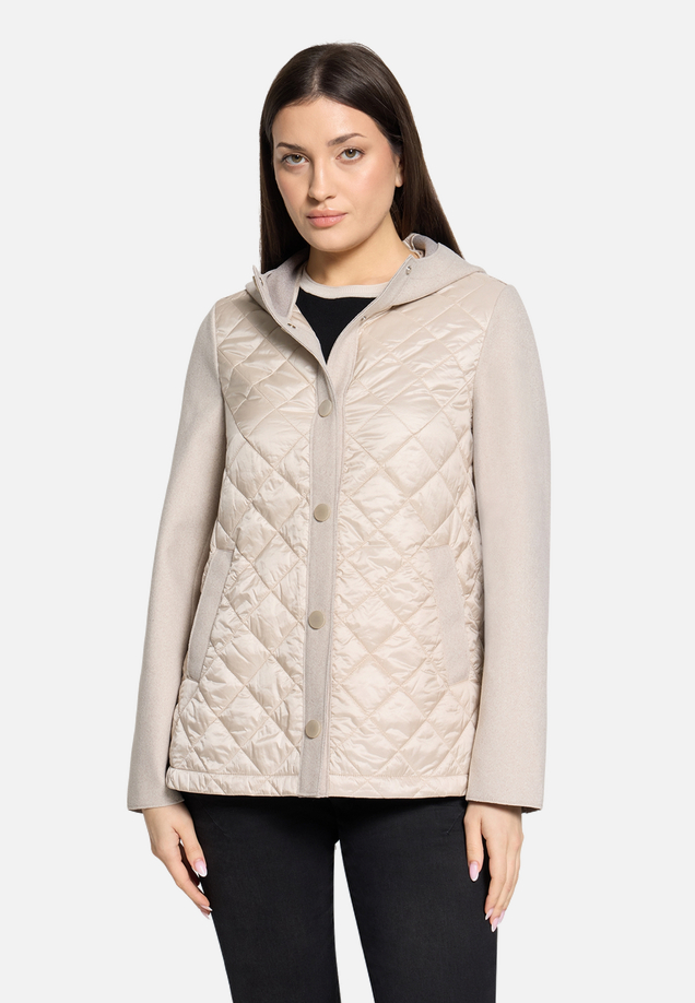 Outdoorjacke mit Kapuze / Modellfoto Vorderseite
