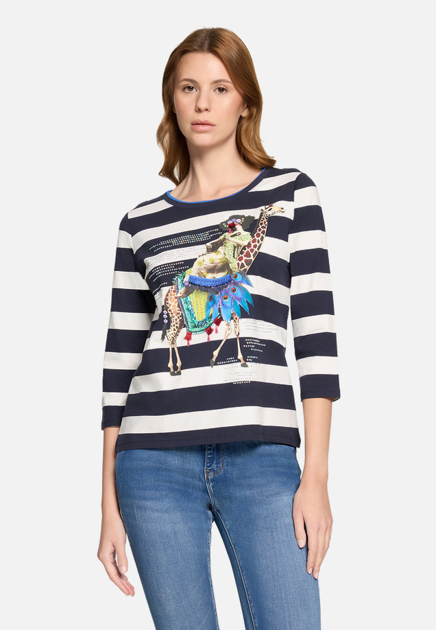 Basic Shirt mit Aufdruck / Modellfoto Vorderseite