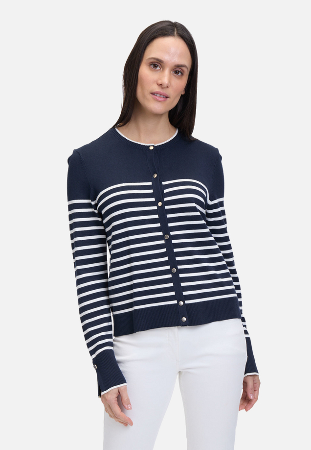 Basic-Strickjacke mit Streifen / Modellfoto Vorderseite