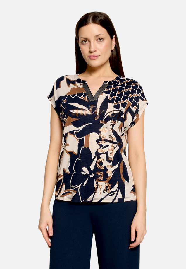 Print-T-Shirt mit Pailletten / Modellfoto Vorderseite