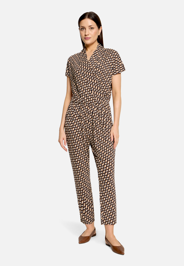 Jumpsuit  kurzarm mit Wickeloptik / Modellfoto Vorderseite