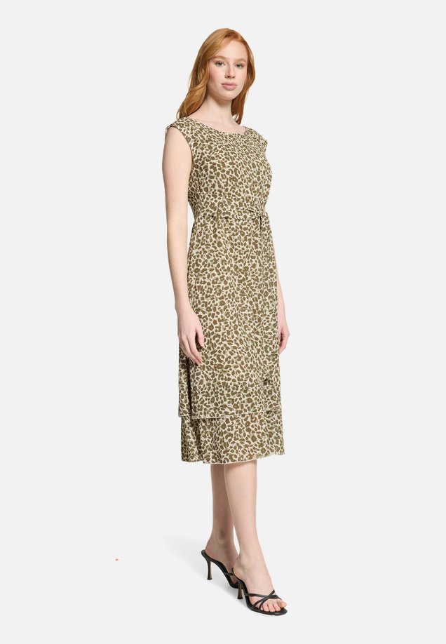 Chiffonkleid mit Bindegürtel / Modellfoto Vorderseite (Outfit)