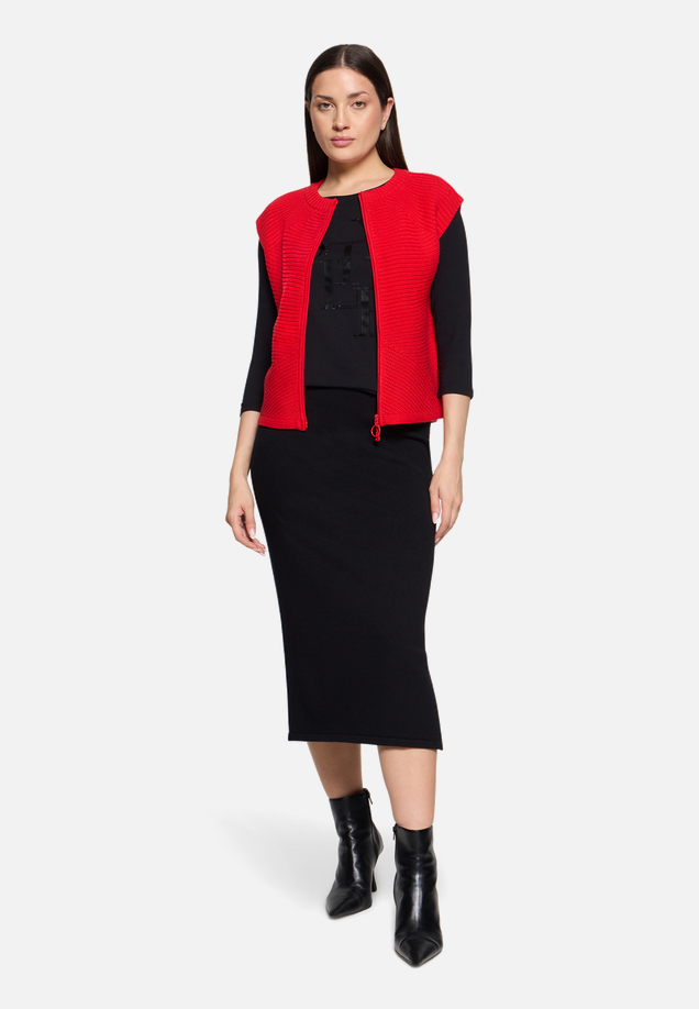 Grobstrickjacke ohne Arm / Modellfoto Vorderseite (Outfit)