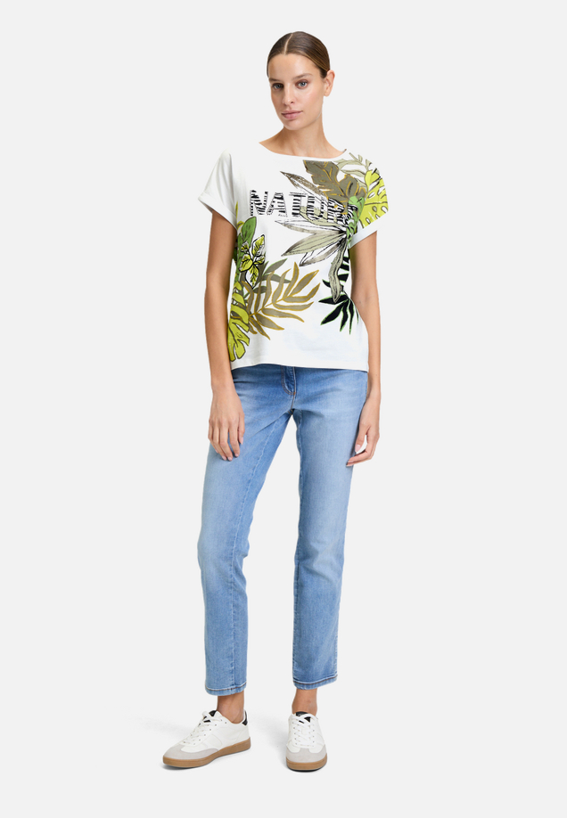 Halbarm-Shirt mit Ärmelaufschlag / Modellfoto Vorderseite (Outfit)