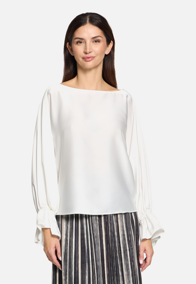 Satin-Bluse mit U-Boot-Ausschnitt / Modellfoto Vorderseite