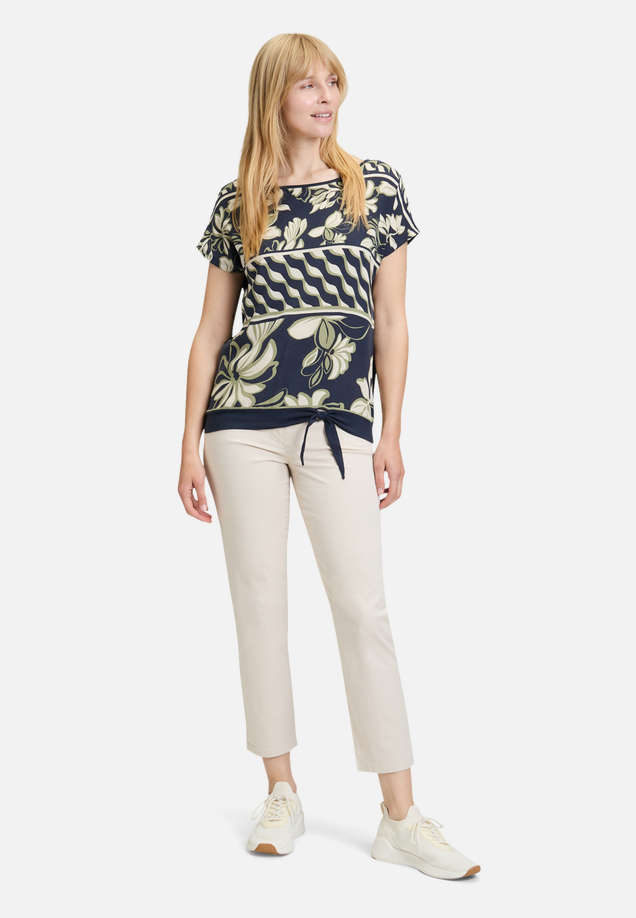Basic Shirt mit Schleifenknoten / Modellfoto Vorderseite (Outfit)