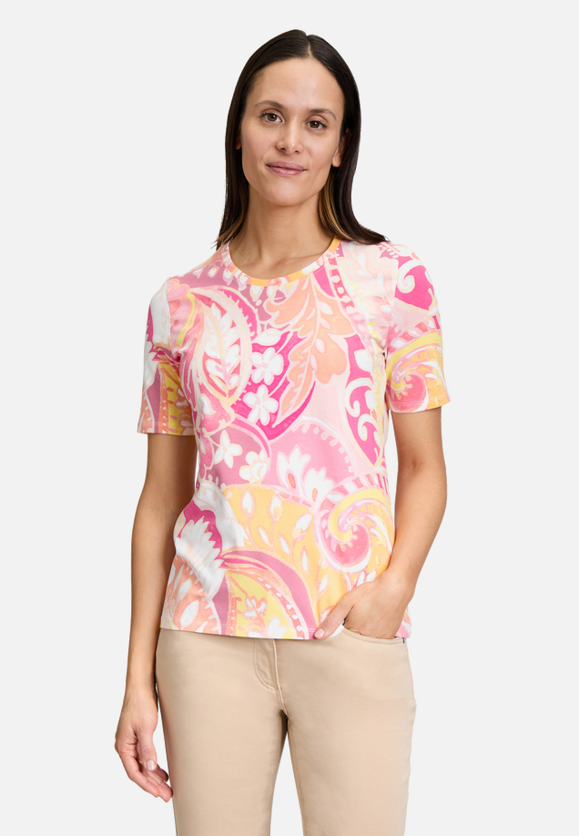 Basic Shirt mit Print / Modellfoto Vorderseite